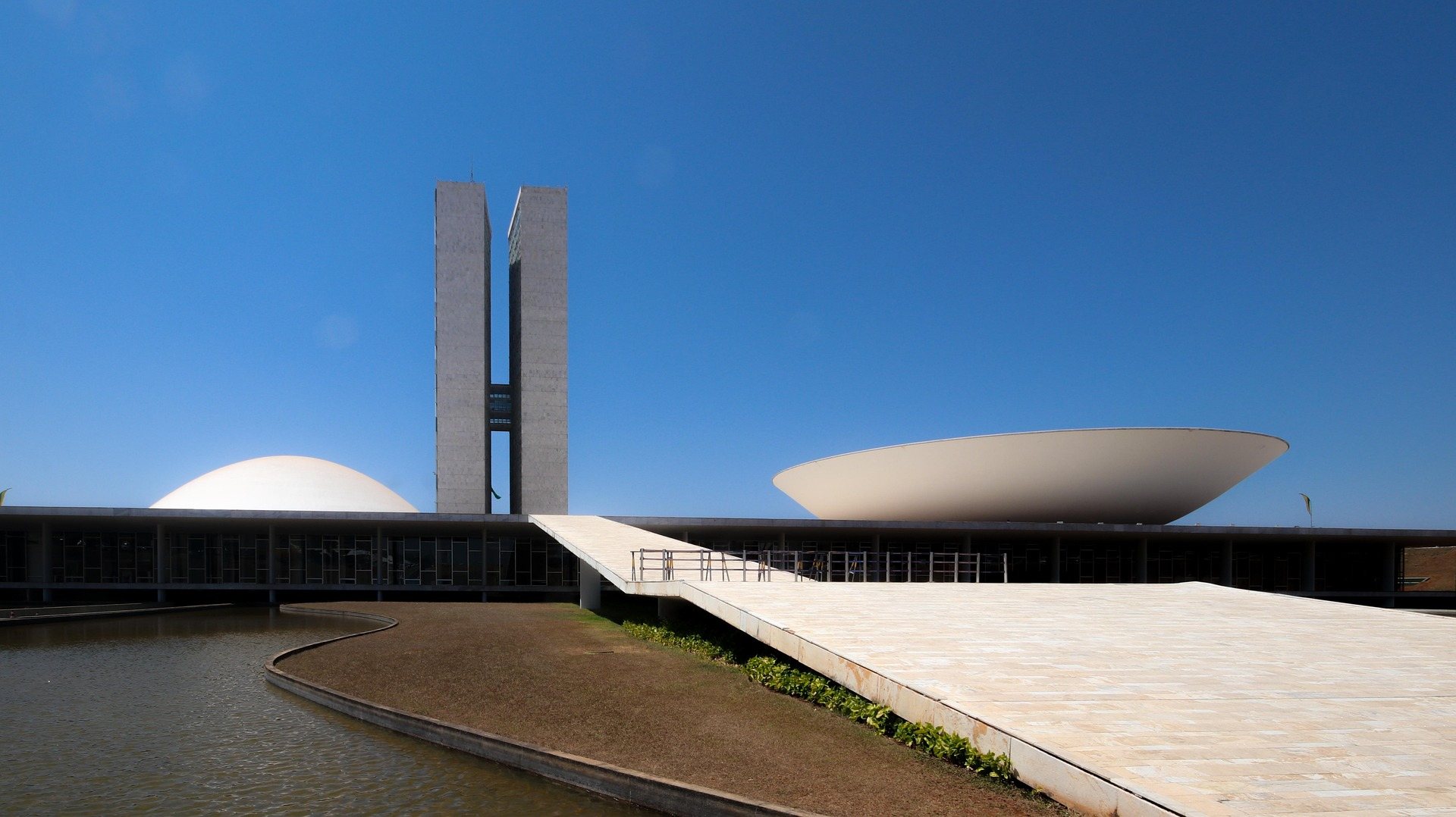 Congresso Nacional, em Brasília, sob céu azul.